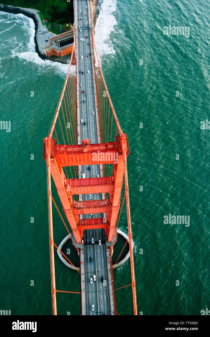 Ansicht von oben der Golden Gate Bridge über die Bucht von San Francisco Stockfoto