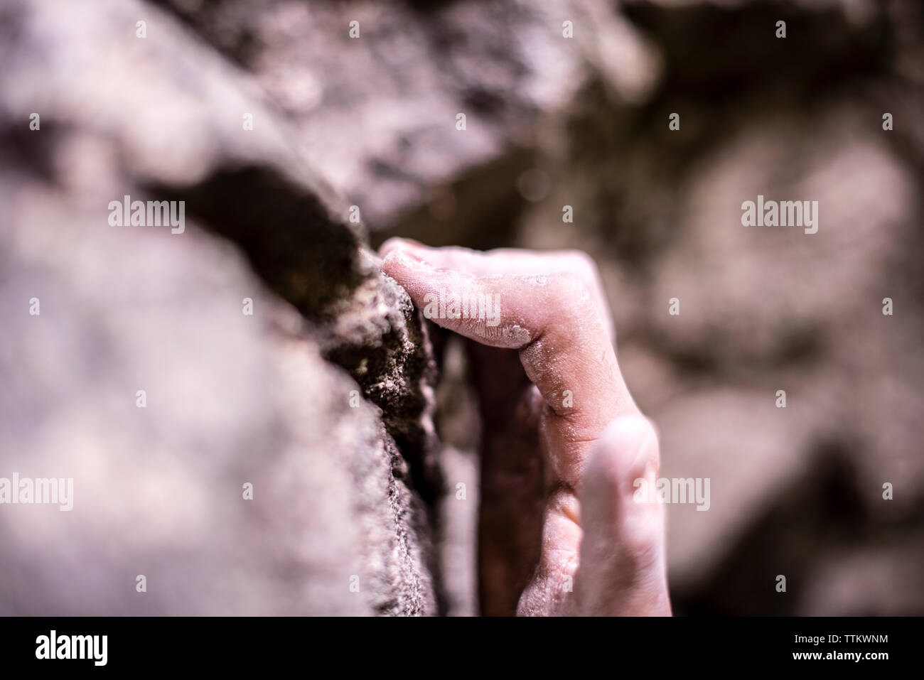In der Nähe von 7/8 Hand greifen auf Rock beim Bouldern. Stockfoto
