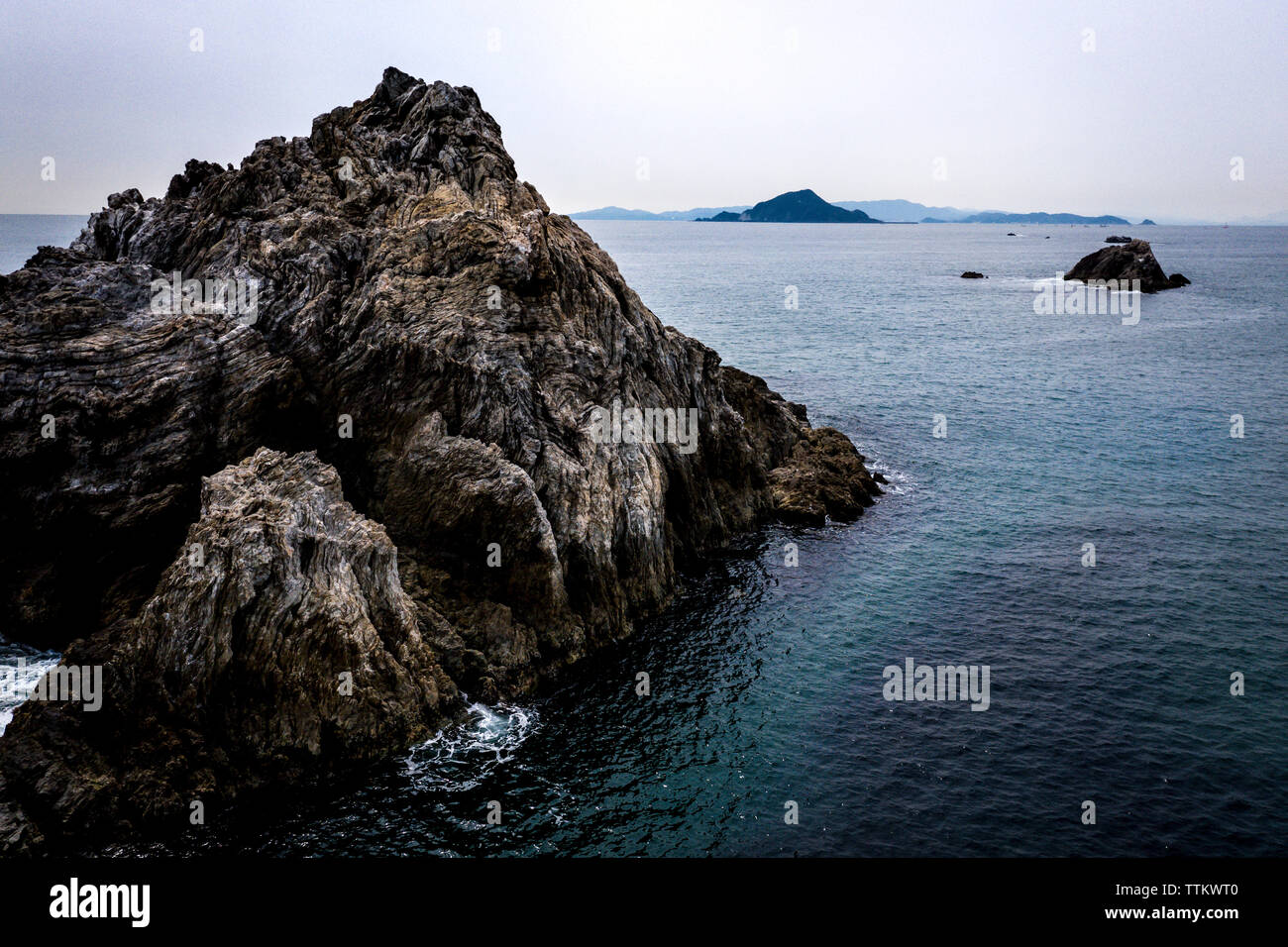 Felsigen kleinen Inseln im Meer entlang der Küste von Japan Stockfoto