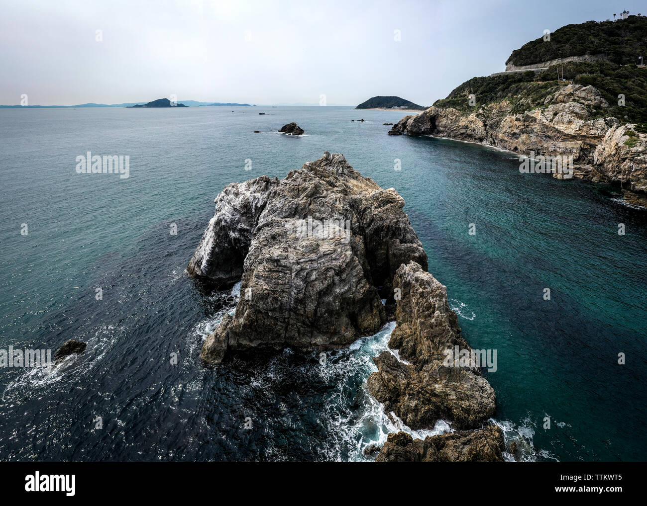 Luftaufnahme der Insel im Meer entlang der Küste von Japan Stockfoto