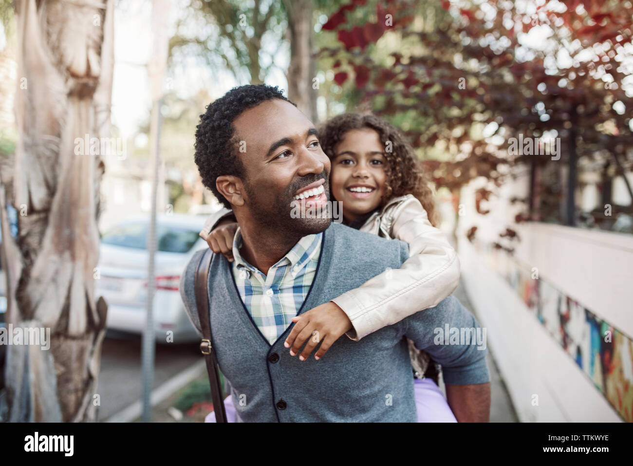 Gerne Vater piggyback Ride zur Tochter Stockfoto