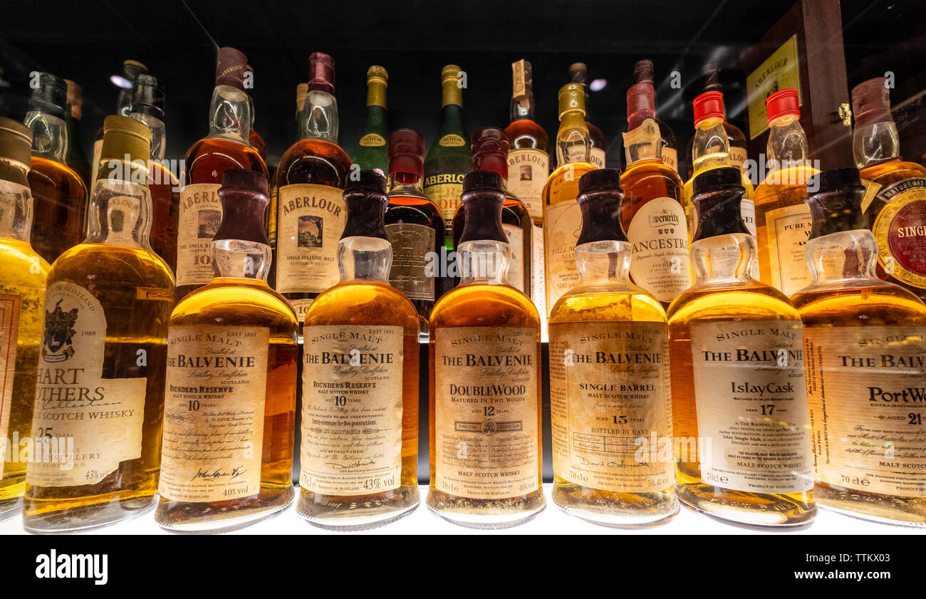Detail des alten Scotch whisky Flaschen auf Scotch Whisky Experience Visitor Centre in Edinburgh, Schottland, Großbritannien Stockfoto