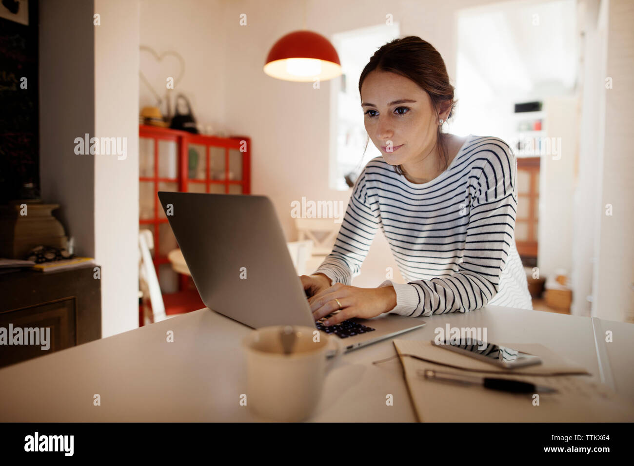 Frau Arbeiten am Laptop am Tisch Stockfoto