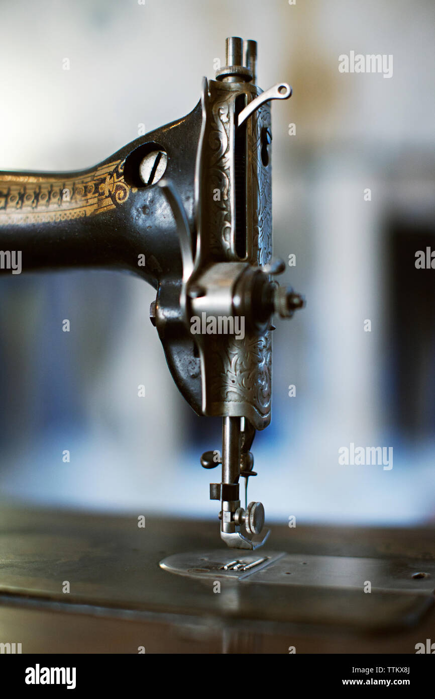 Zugeschnittenes Bild der Nähmaschine in Werkstatt Stockfoto