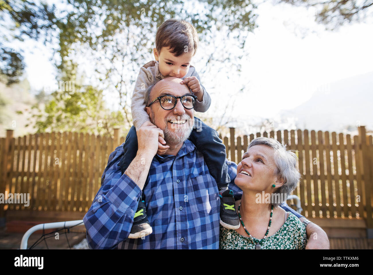 Ältere Frau an Mann Enkel mit Patio Stockfoto