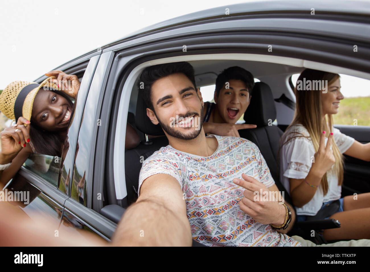 Porträt von fröhlichen Freunden Road trip Stockfoto