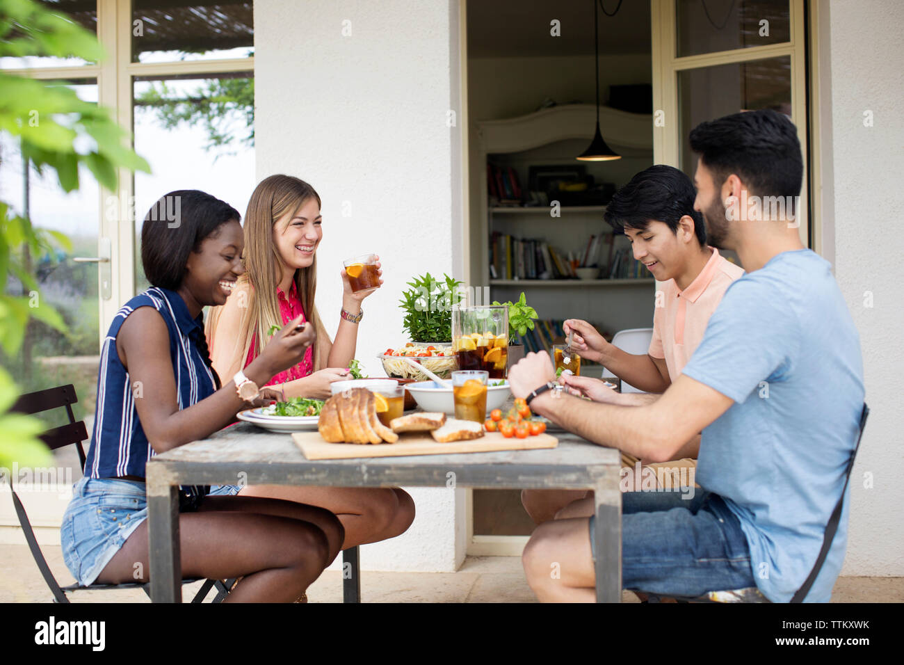 Gerne Freunde Mittagessen im Tisch Stockfoto