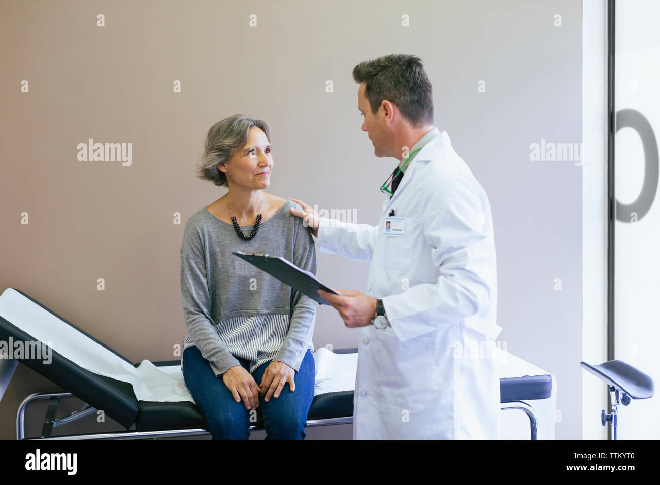 Lächelnde patientin -Fotos und -Bildmaterial in hoher Auflösung – Alamy