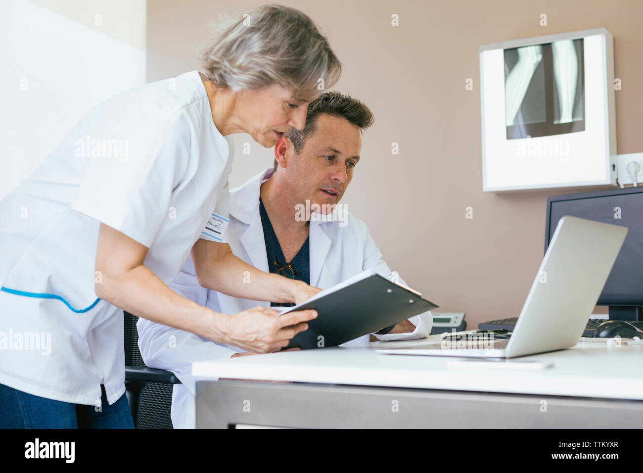 Ärzte am Tisch im Krankenhaus arbeiten Stockfoto