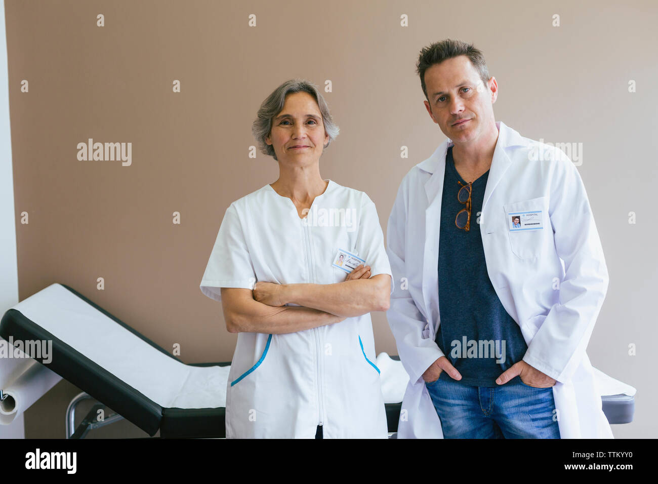 Portrait von zuversichtlich Ärzte gegen Mauer am Krankenhaus ständigen Stockfoto