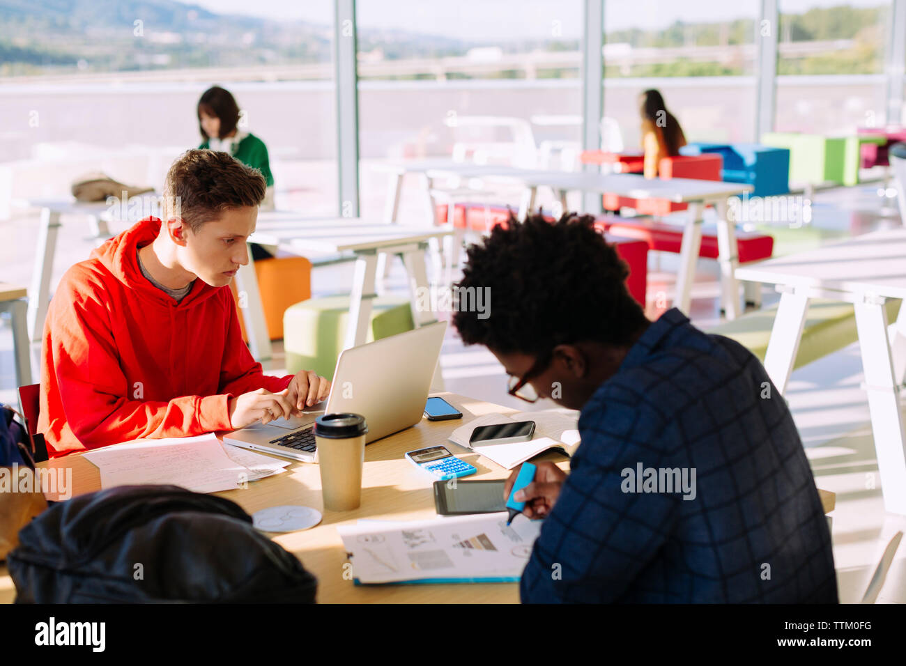 Studenten studieren in Bibliothek Stockfoto