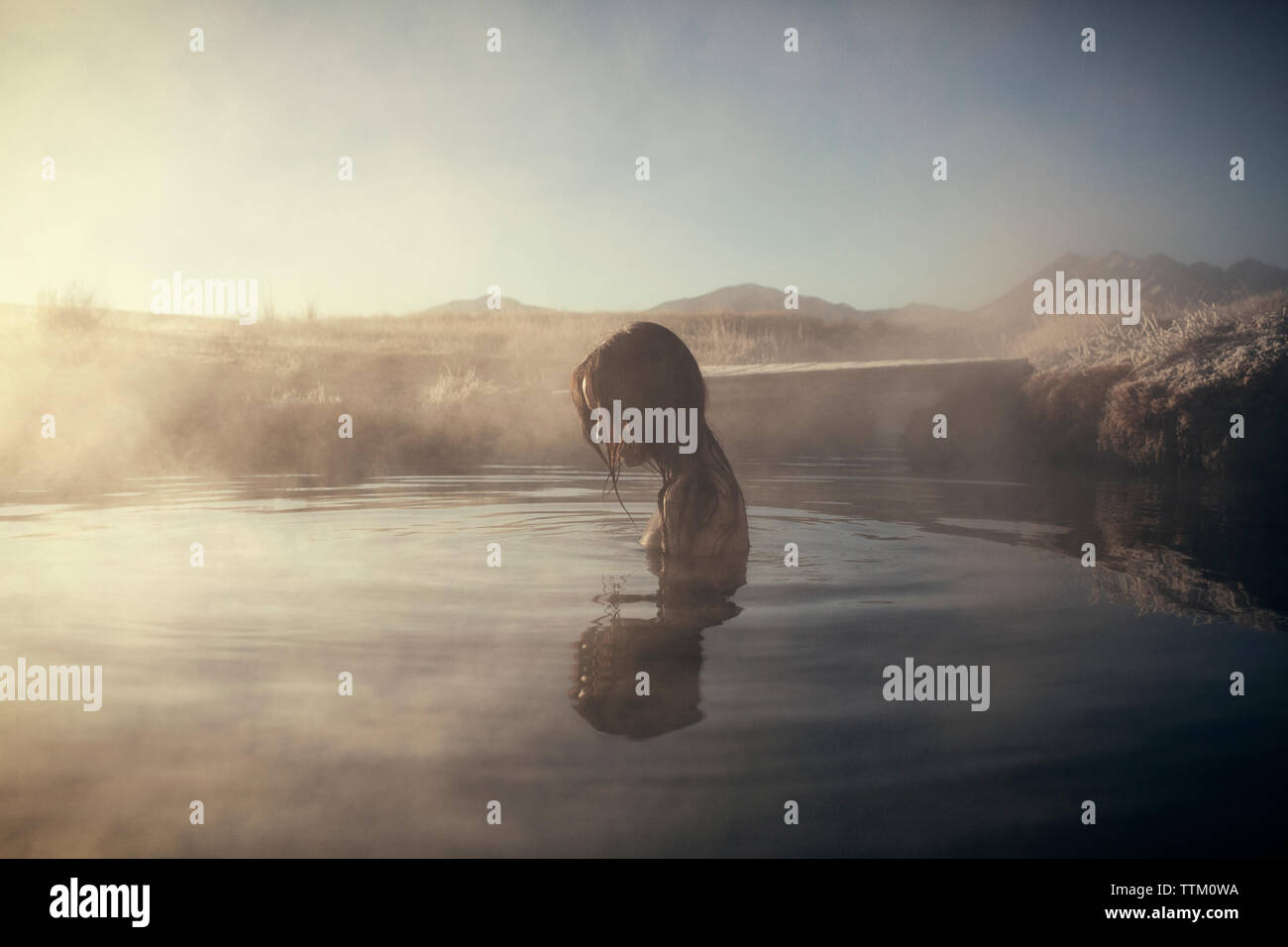 Seitenansicht der Frau Schwimmen am See Mammoth Hot Springs Stockfoto