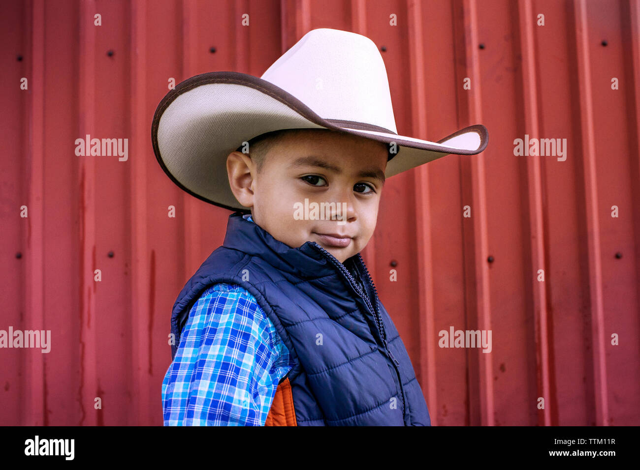 Portrait von zuversichtlich, Junge, tragen, Cowboy Hut Stockfoto