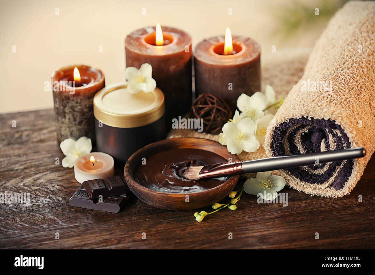Spa Schokolade mit Kerzen auf unscharfen Hintergrund einstellen Stockfoto