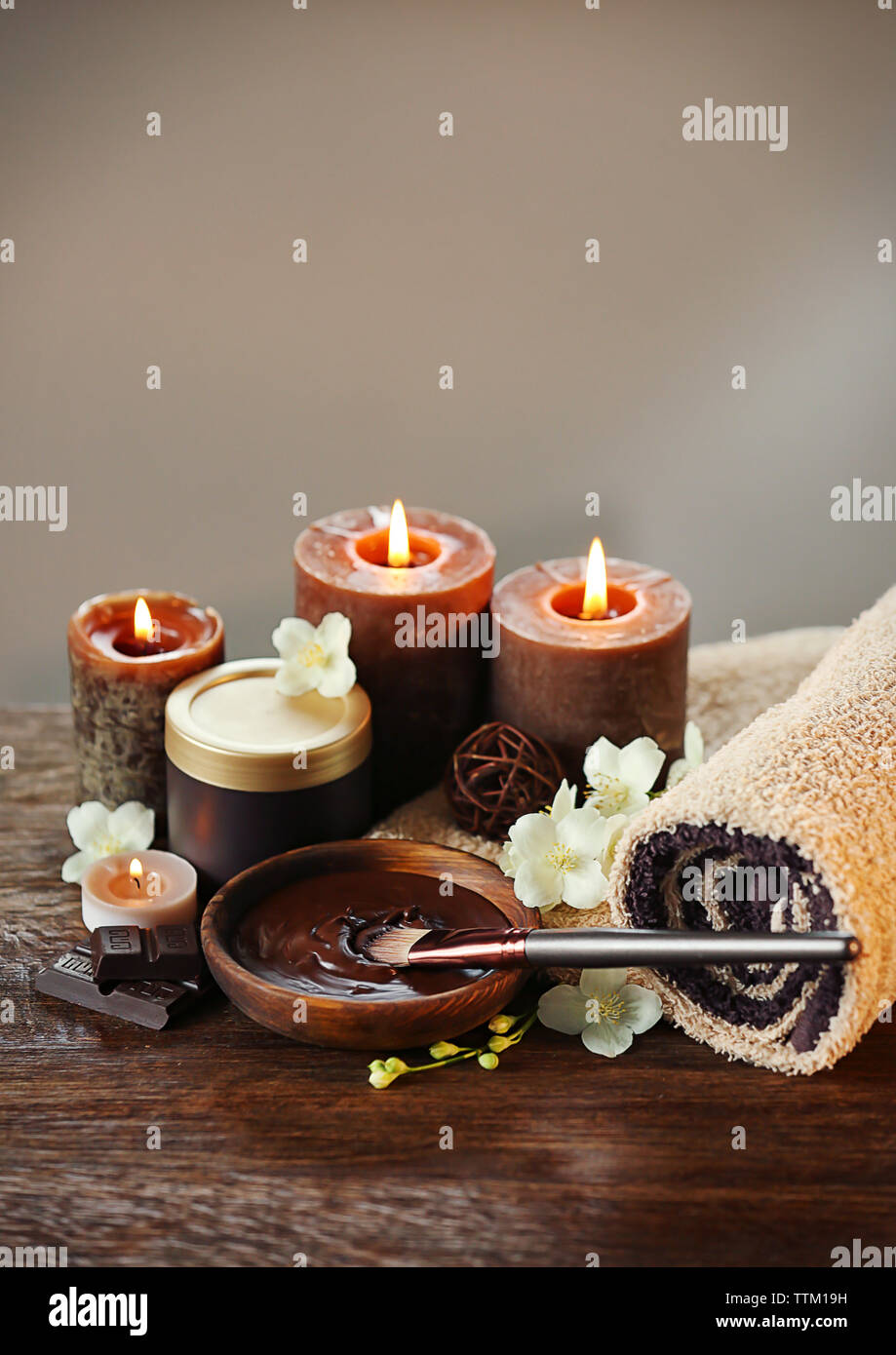 Spa Schokolade mit Kerzen auf unscharfen Hintergrund einstellen Stockfoto