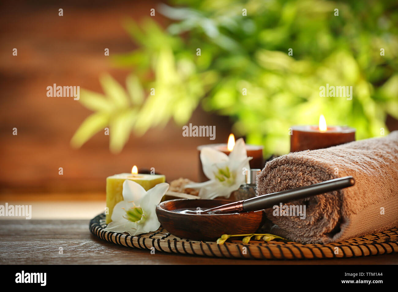 Spa Schokolade mit Kerzen auf unscharfen Hintergrund einstellen Stockfoto