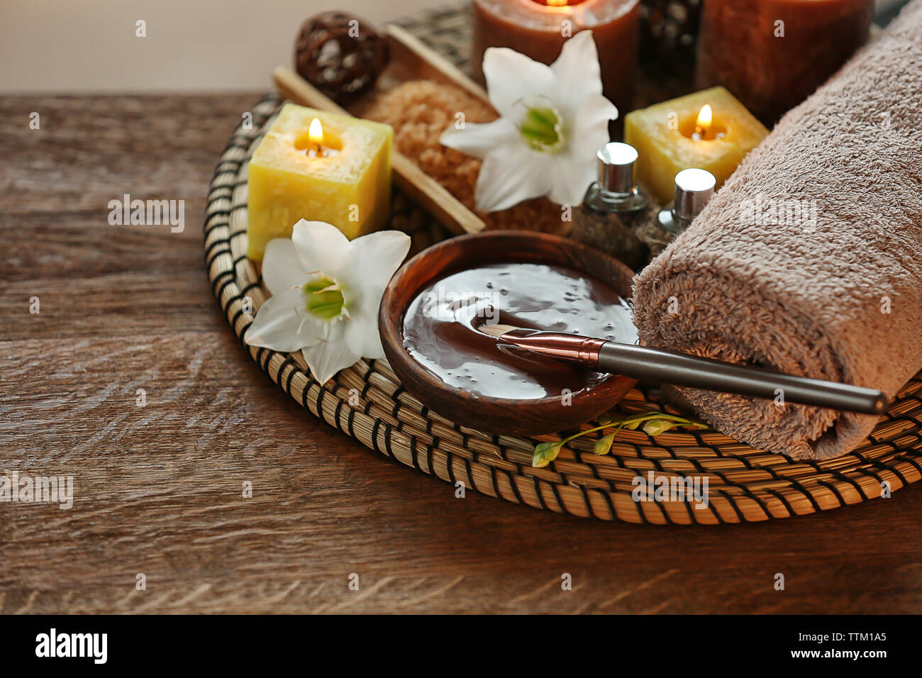 Spa Schokolade mit Kerzen auf unscharfen Hintergrund einstellen Stockfoto