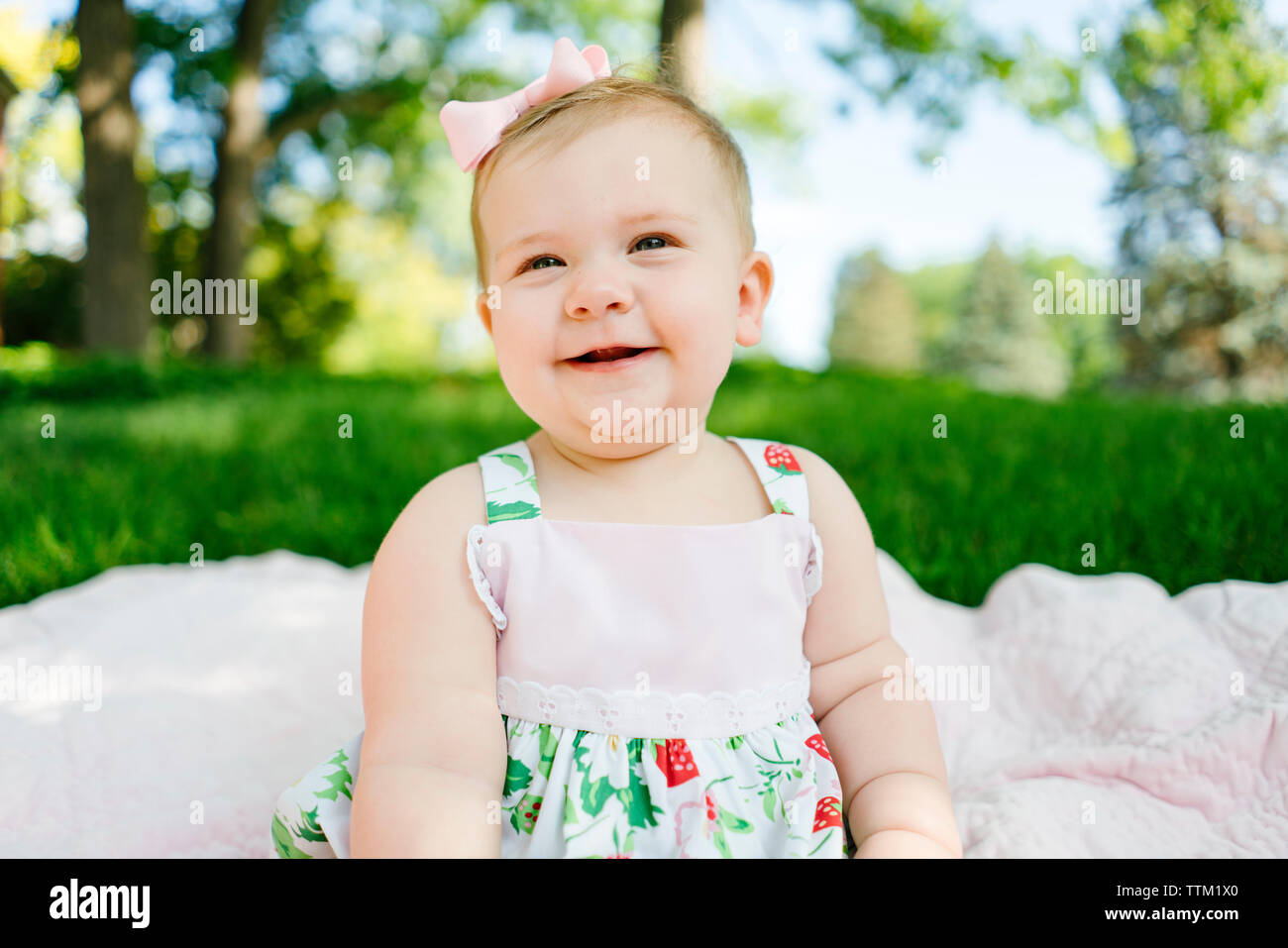 Closeup Portrait eines Mädchen lachend auf einer Decke im Freien Stockfoto