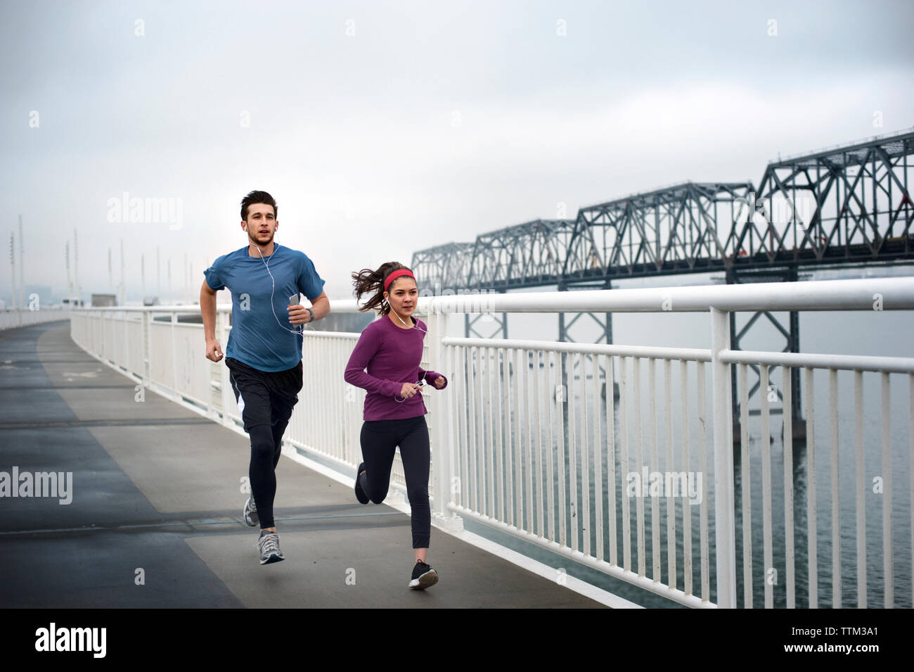 Männliche und weibliche Athleten auf die Bay Bridge bestimmt Stockfoto