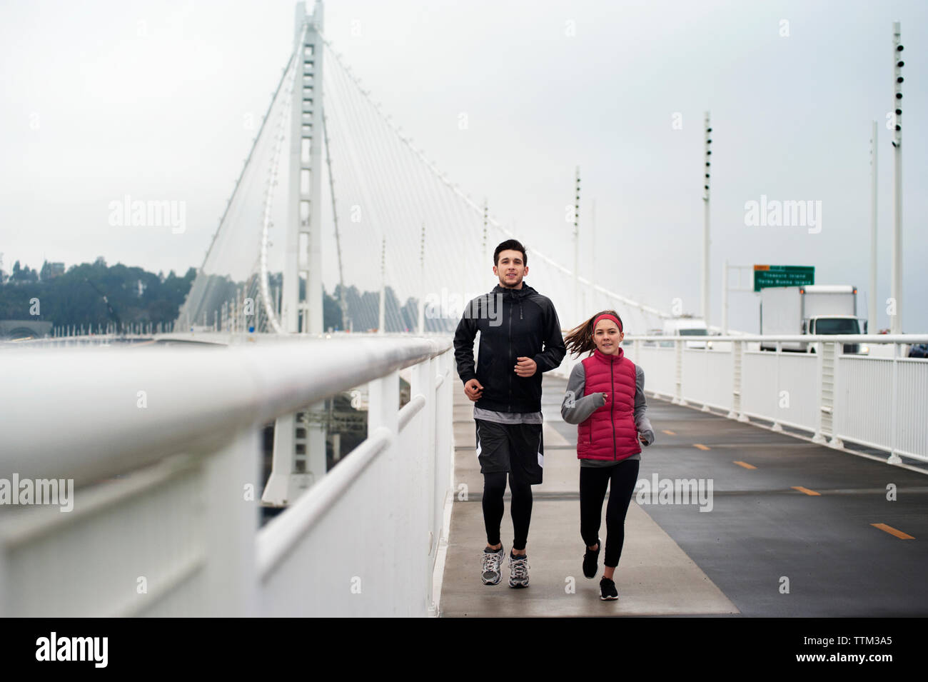 Portrait von bestimmt Athleten auf die Bay Bridge gegen Sky Stockfoto