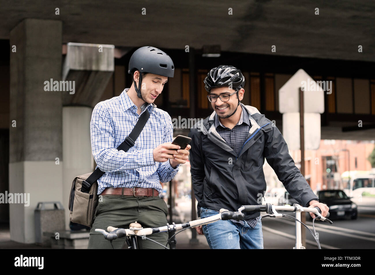 Multi-ethnischen männlichen Pendler mit Smart Phone auf Stadt. Stockfoto