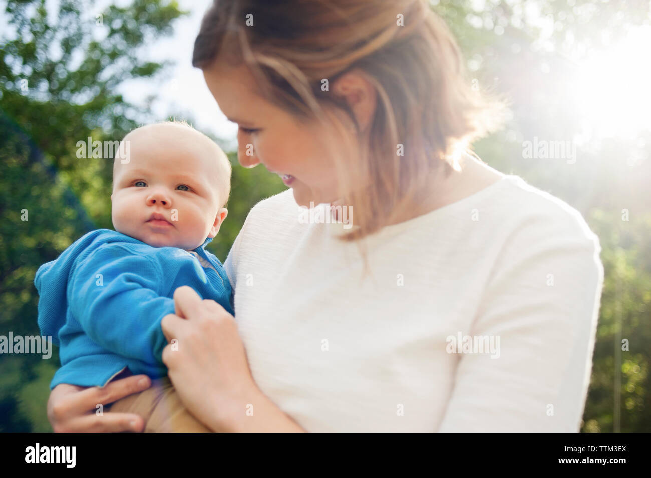 Lächelnde Frau mit baby boy im Park Stockfoto