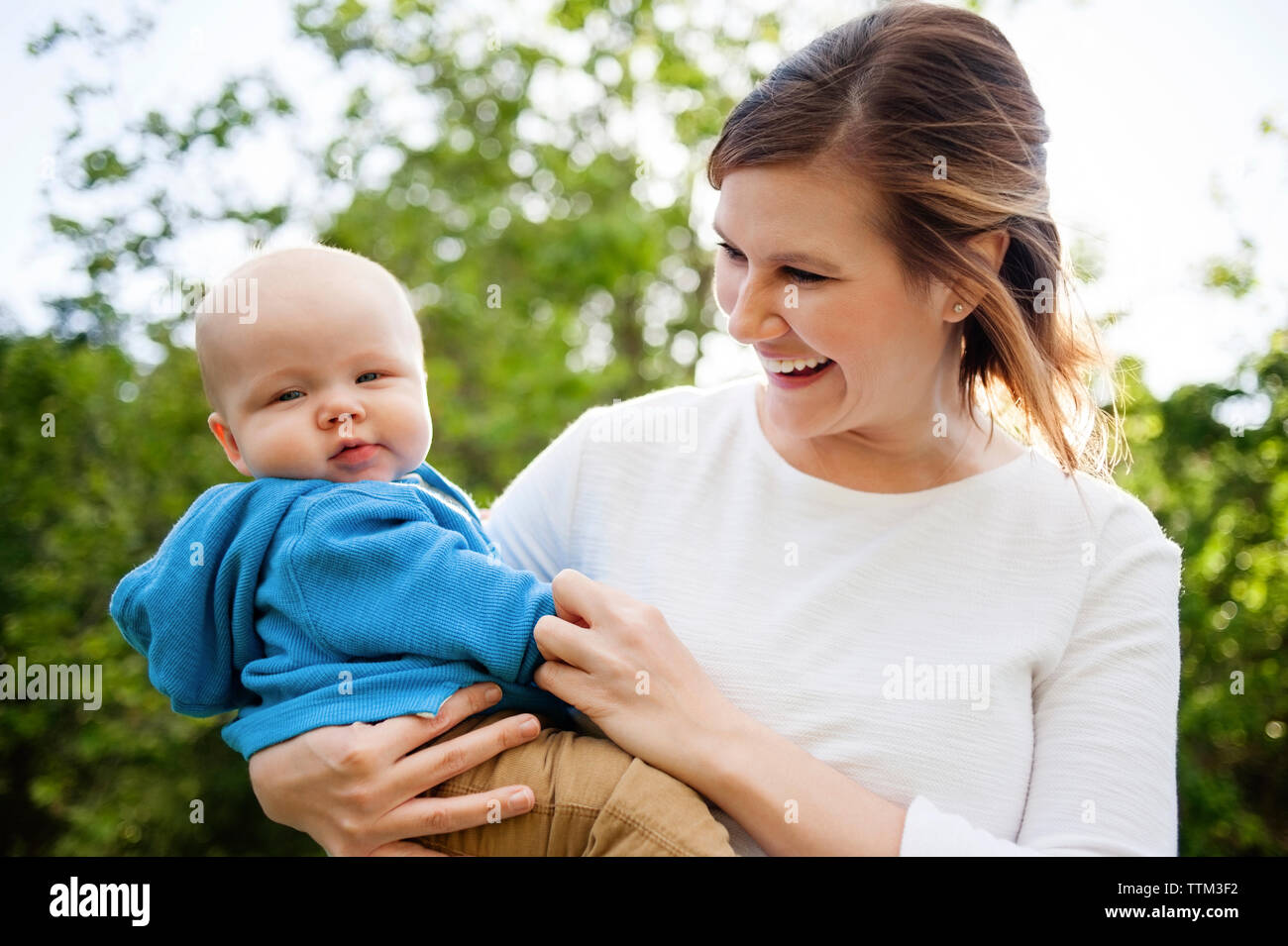 Fröhliche Frau mit baby boy im Park Stockfoto
