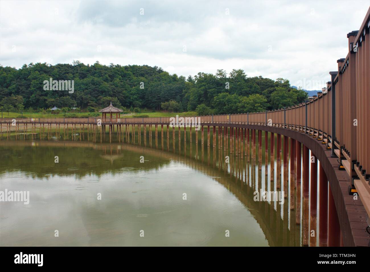 Pavillon mit Holzgeländer auf dem Wasser, die in Wonju, Südkorea befindet. Stockfoto