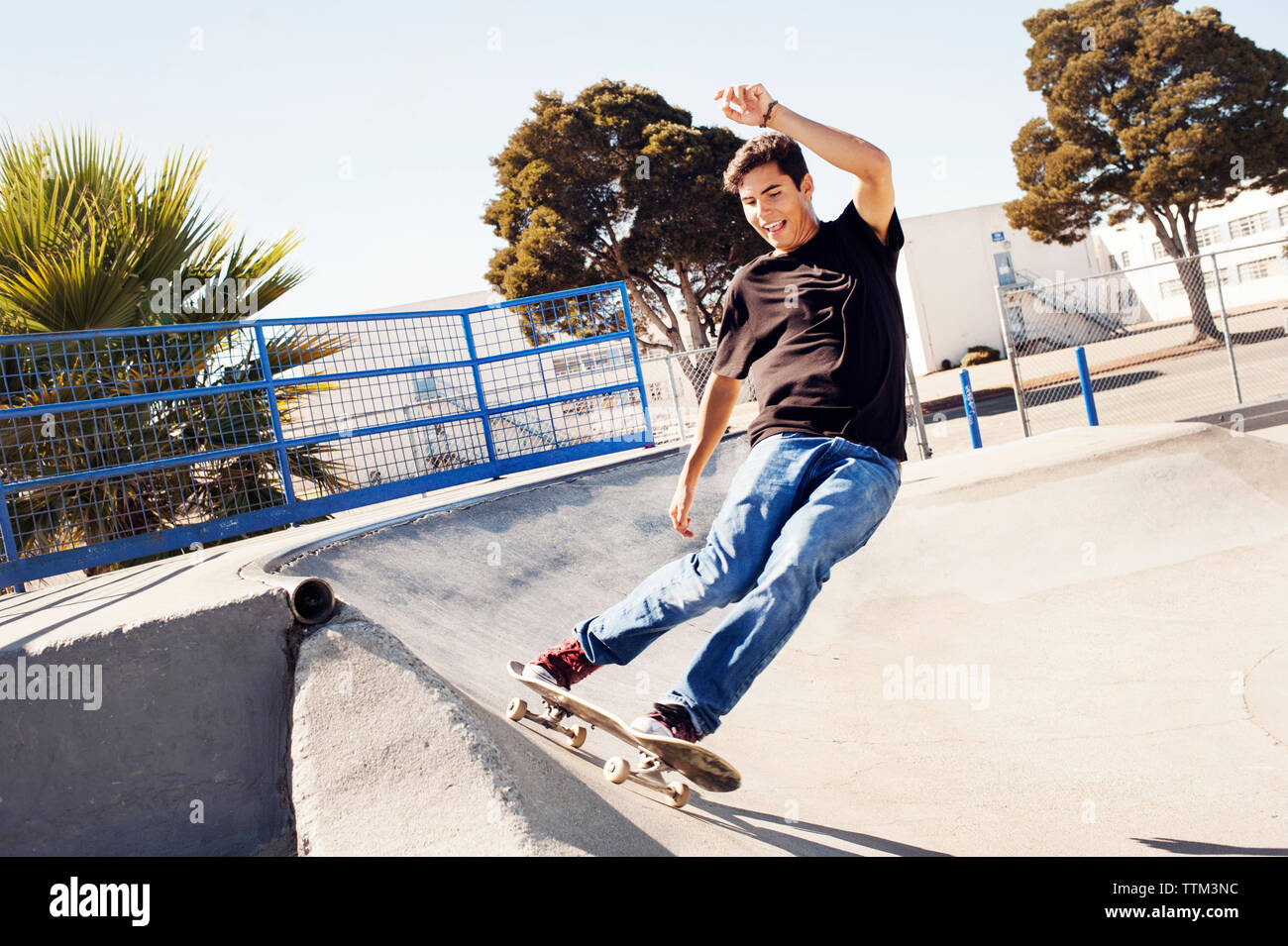 Mann skateboarding auf Sport Rampe im Park gegen den klaren Himmel Stockfoto