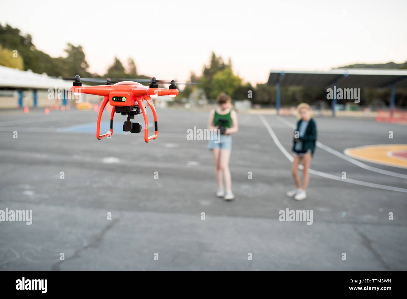 Freunde fliegen quadcopter im Park Stockfoto