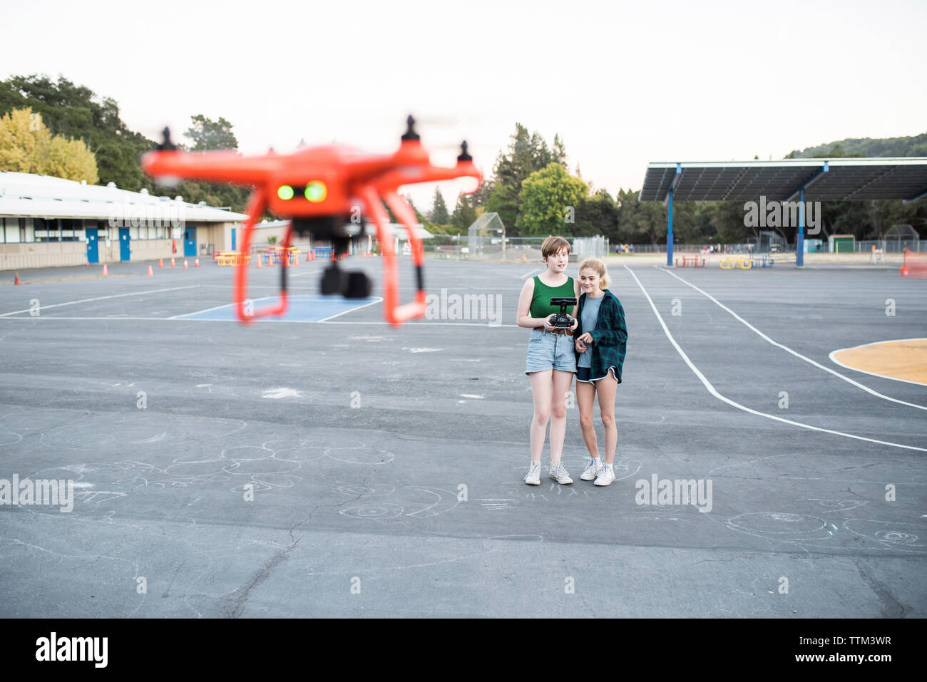 Teenage Freunde fliegen quadcopter im Park Stockfoto