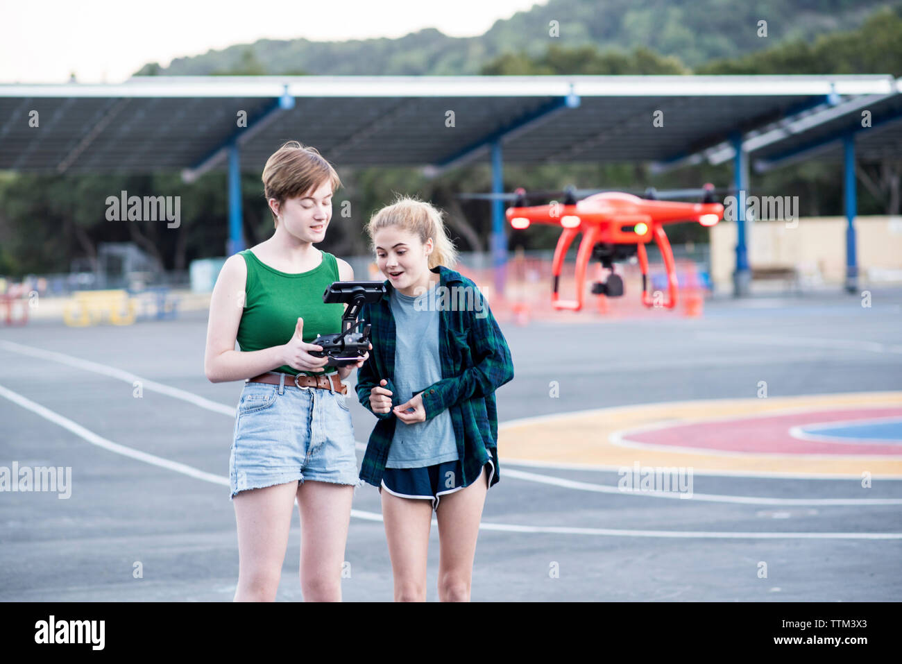 Teenage Freunde der quadcopter im Park Stockfoto