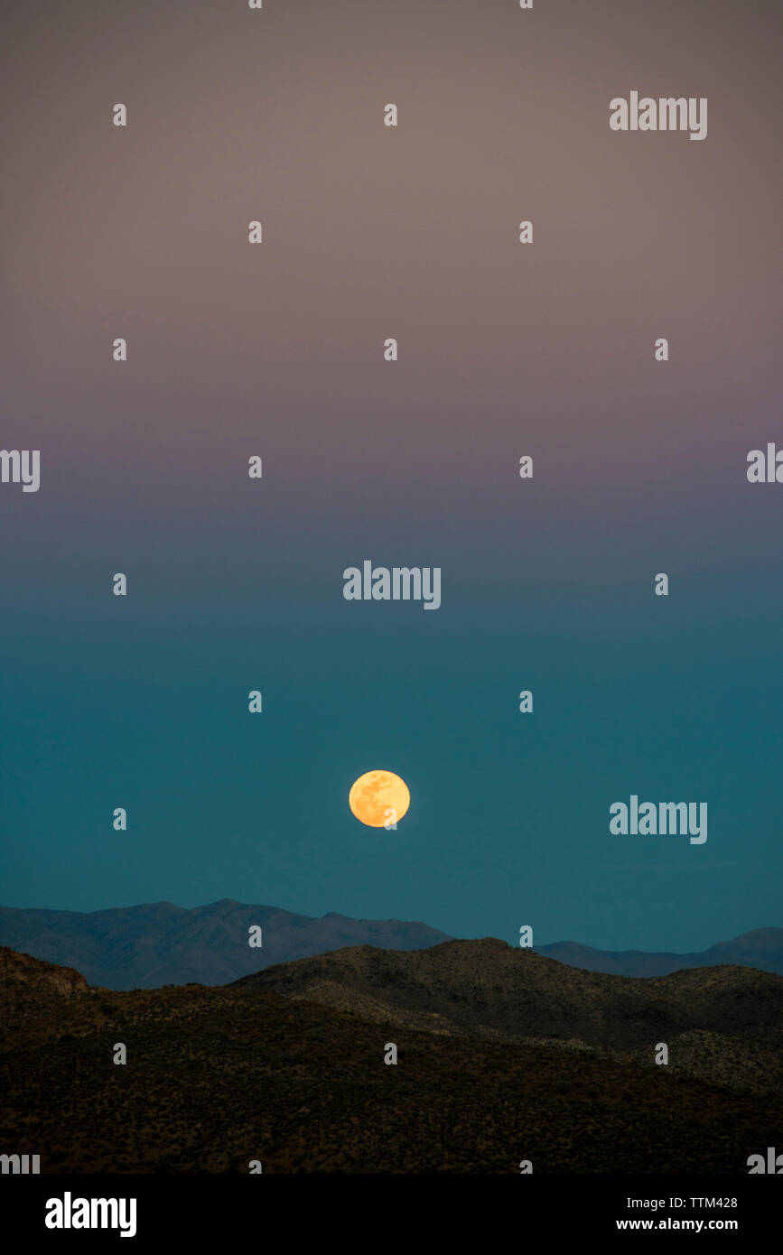 Idyllische Aussicht der Berge gegen Himmel bei Sonnenuntergang Stockfoto