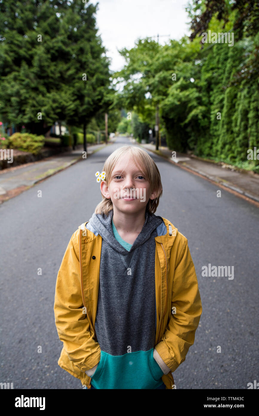 Porträt der jungen mit Händen in den Taschen stehen auf der Straße im Park Stockfoto
