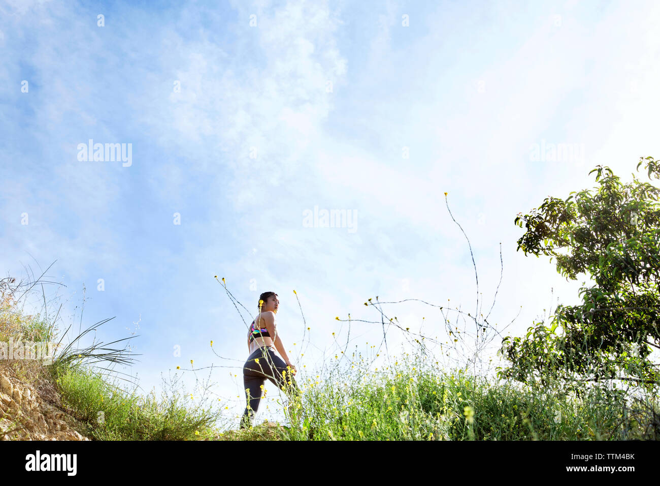 Low Angle View der Frau stehen auf Hügel gegen Sky Stockfoto