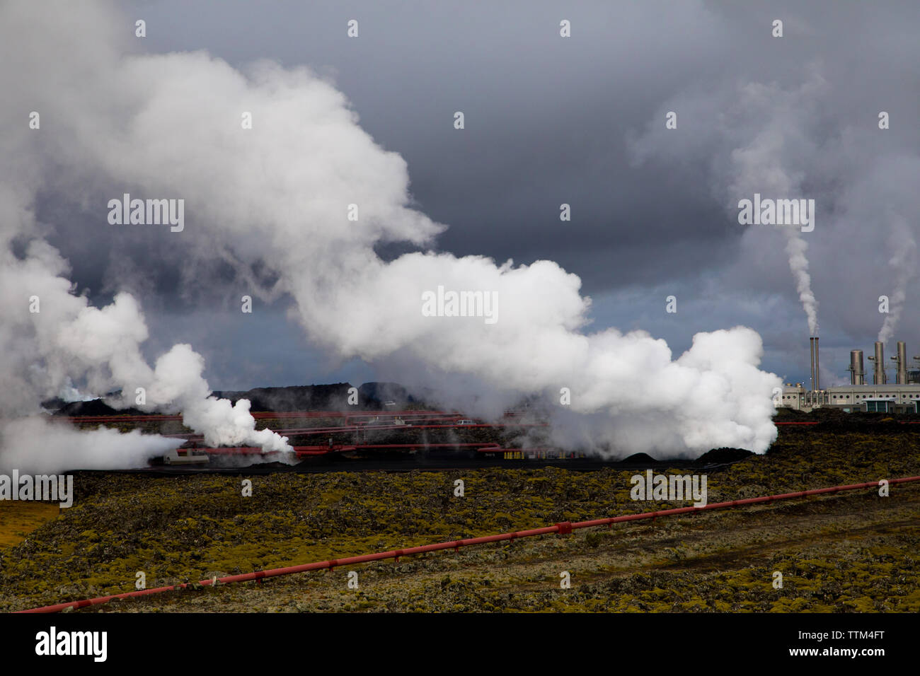 Geo thermische Energie Anlage mit Schornsteinen und Dampf in Island Stockfoto