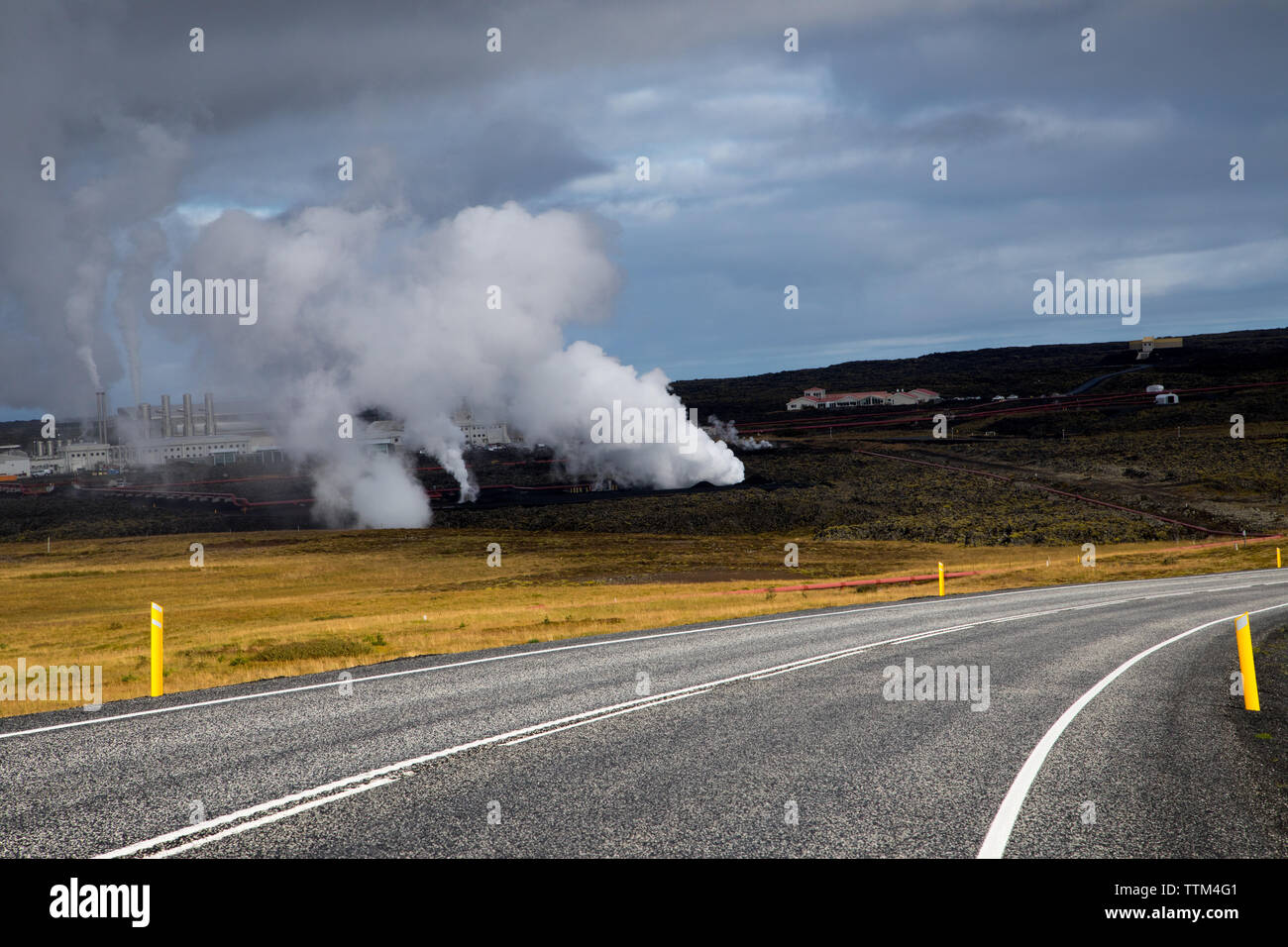 Treiber anzeigen von Geo thermische Energie Anlage Dampf von der Straße in Island Stockfoto