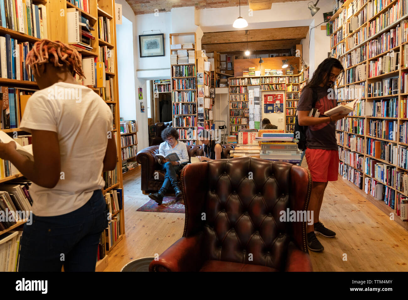 Kunden surfen Bücher innerhalb St Georges secondhand Buchladen im Prenzlauer Berg, Berlin, Deutschland Stockfoto