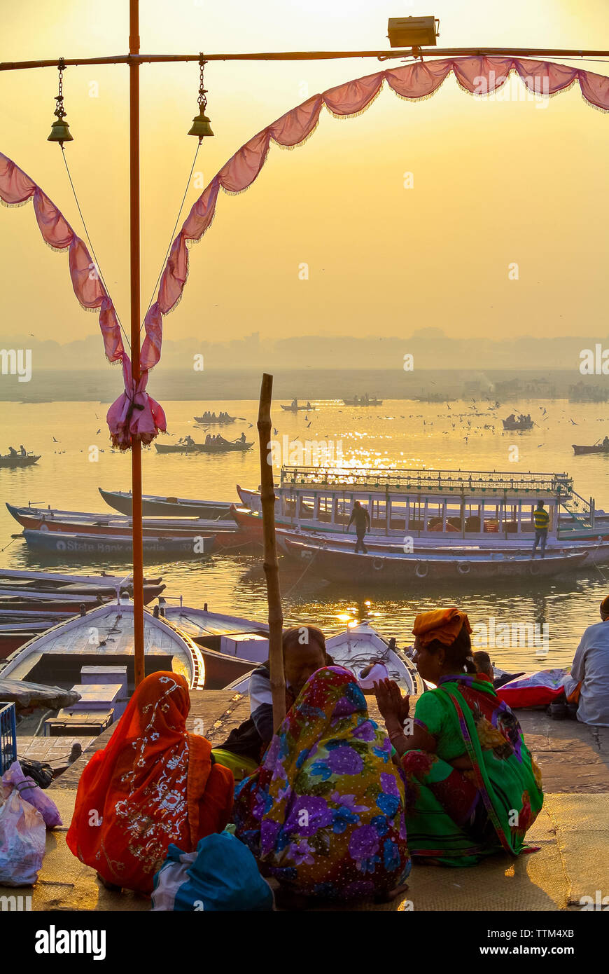 Hinduistische Pilger auf dem Ganges Varanasi, Indien Stockfoto