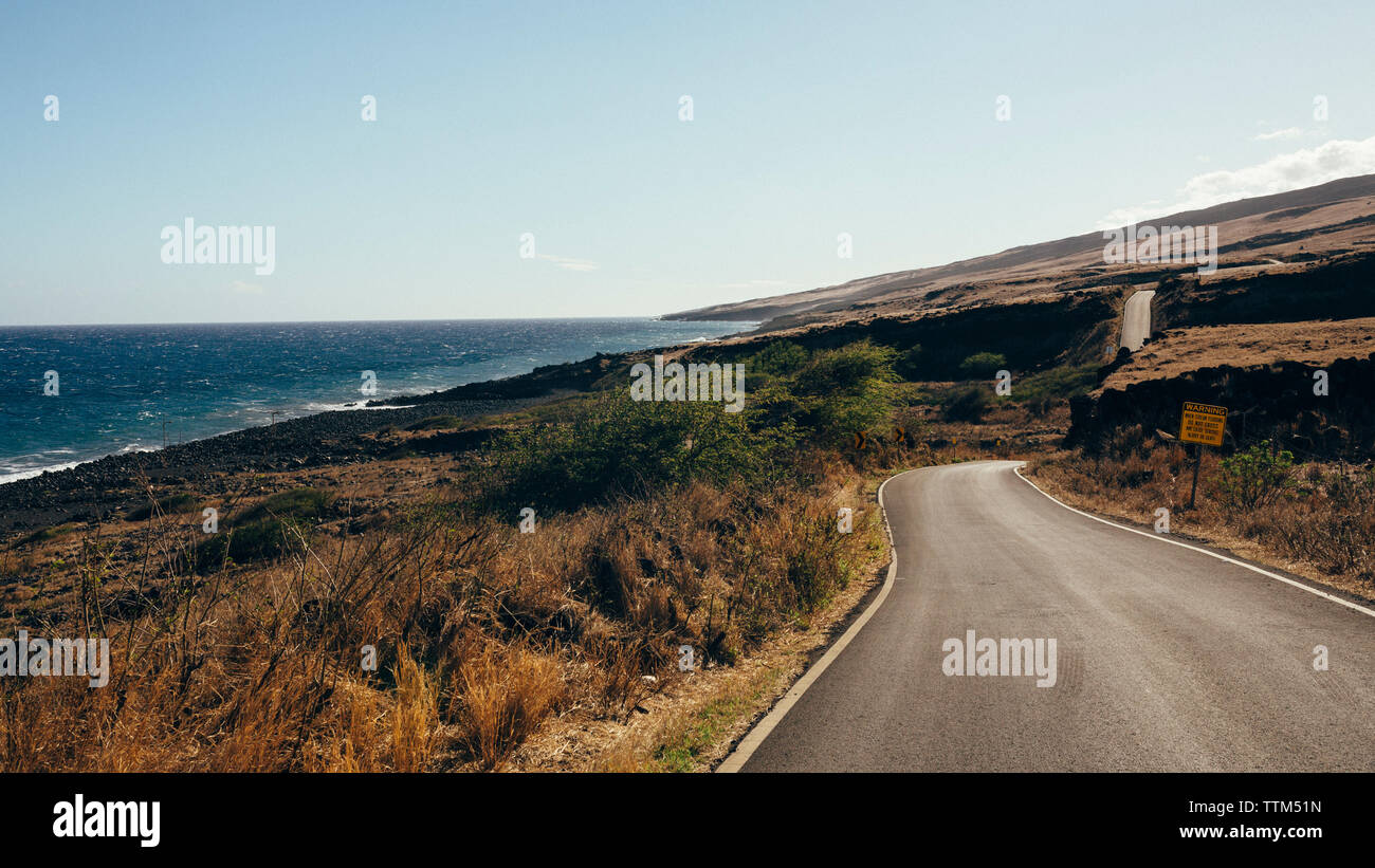 Leere Straße Seeweg gegen Himmel Stockfoto