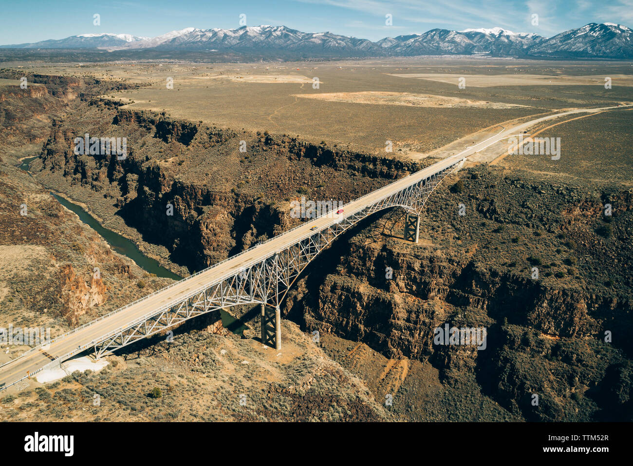 Hohe Betrachtungswinkel von Rio Grande Schlucht Brücke über den Fluss während der sonnigen Tag Stockfoto