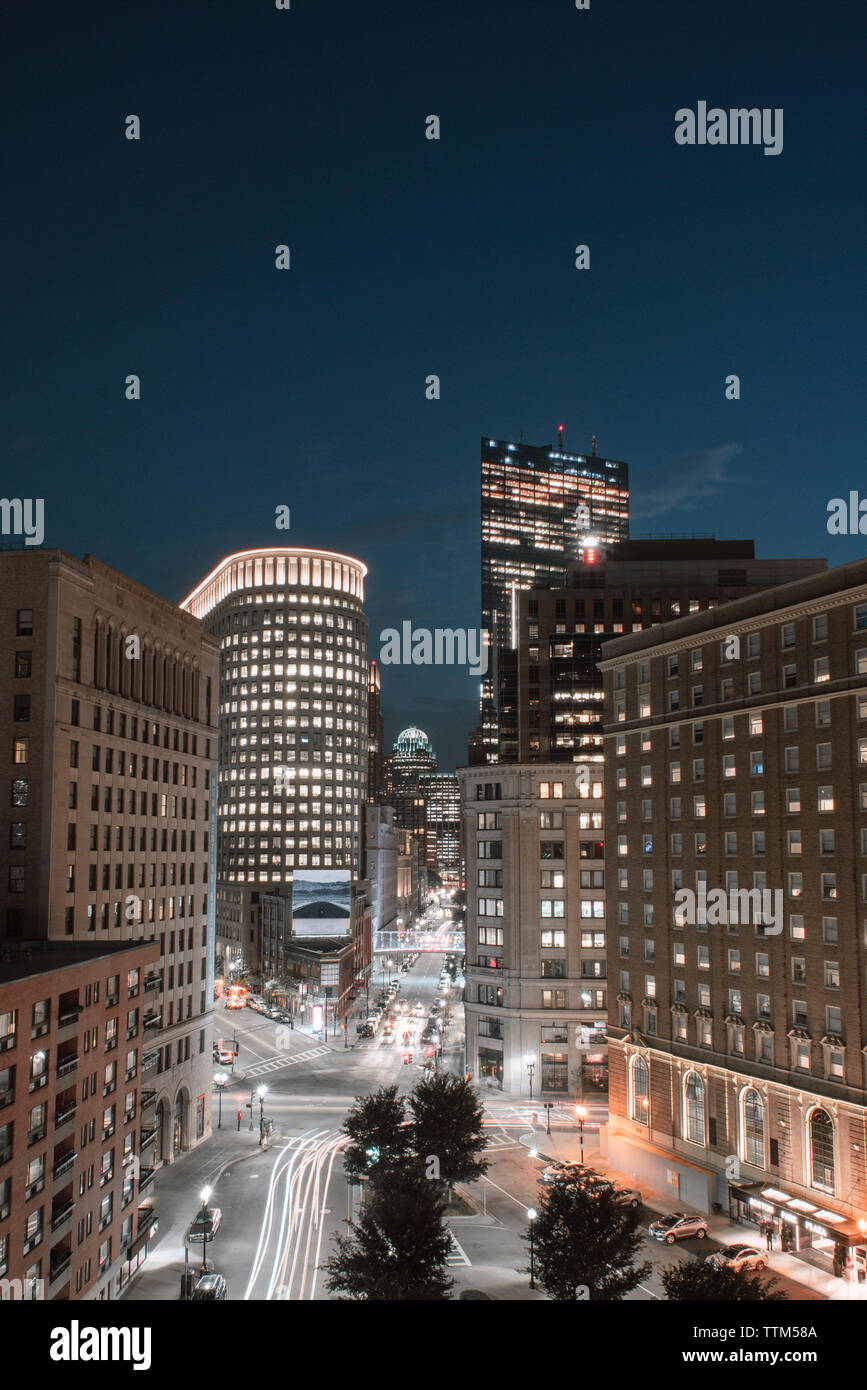 Leichte Wanderwege auf Stadt Straße von beleuchteten Gebäuden gegen Sky Stockfoto