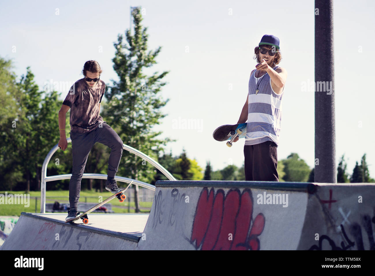 Junge Skateboarder auf der Rampe Stockfoto