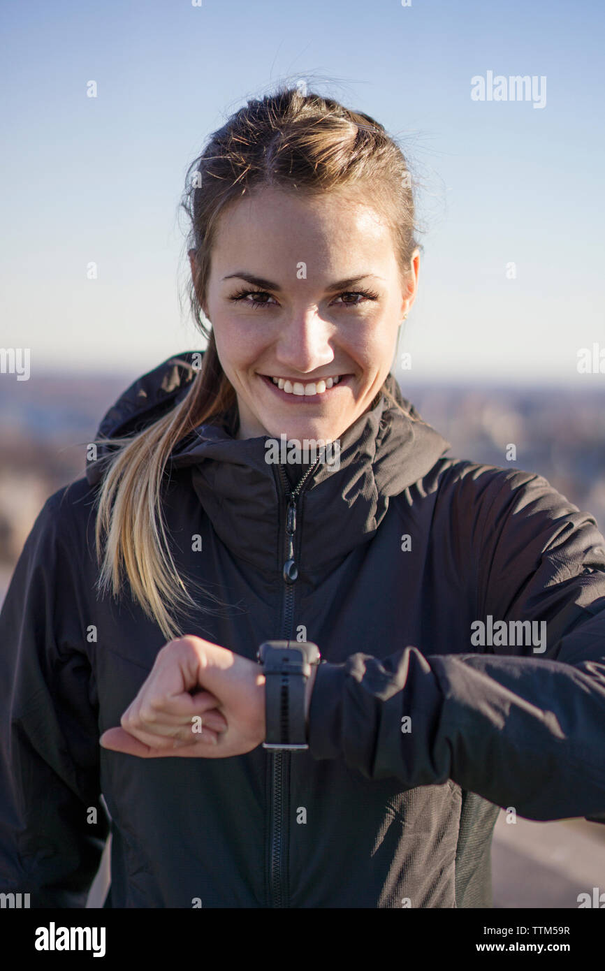 Porträt der jungen Frau lächelnd Stockfoto