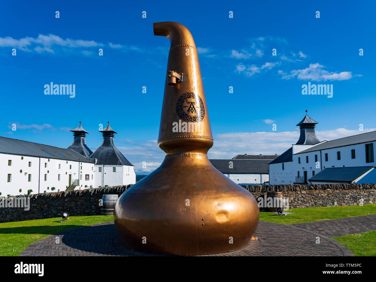 Anzeigen von Ardbeg Distillery auf der Insel Islay im Inneren Hebriden von Schottland, Großbritannien Stockfoto
