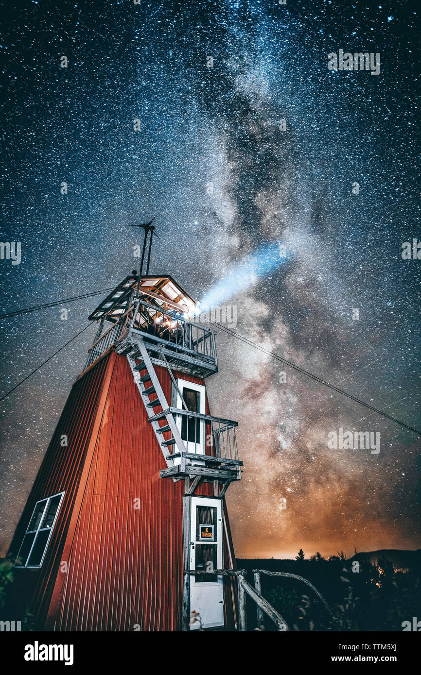 Low Angle View der Leuchtdioden durch Leuchtturm gegen Sternenhimmel Stockfoto
