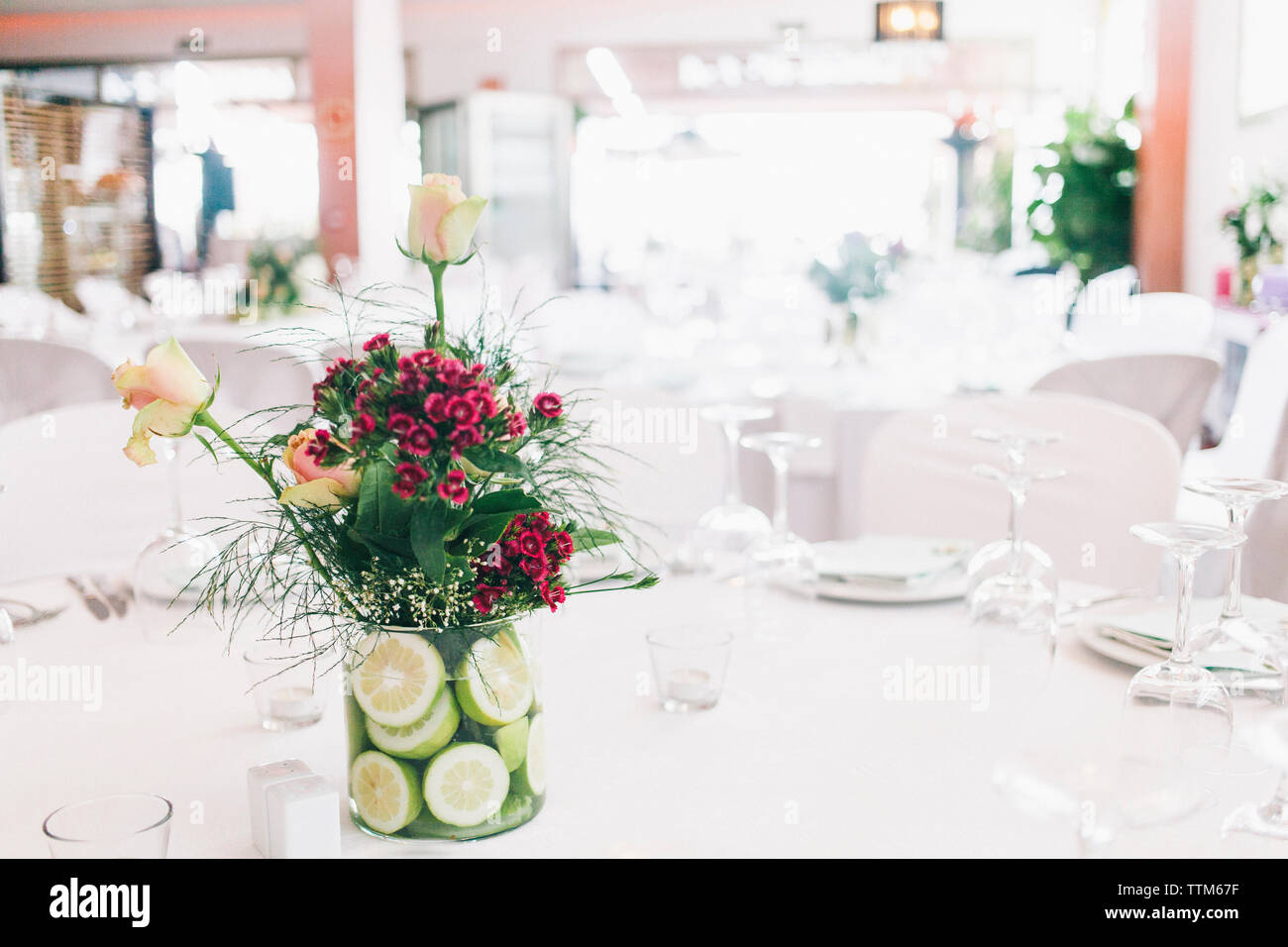 Blumen in der Vase am Tisch im Restaurant eingerichtet Stockfoto