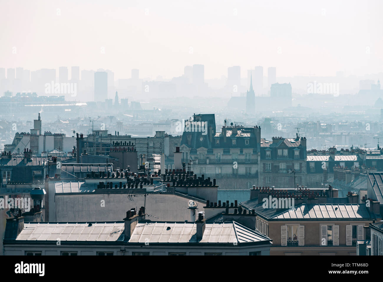 Die Wohngebäude in der Stadt während der nebligen Wetter Stockfoto