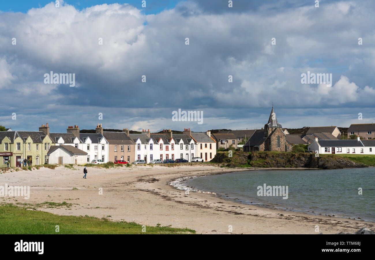 Blick auf die weiß getünchten Häuser in Port Ellen auf Islay in der Inneren Hebriden, Schottland, Großbritannien Stockfoto