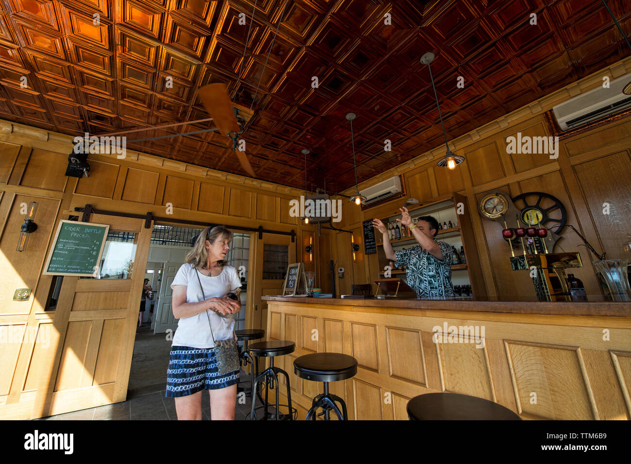 UNITED STATES - Juni 27, 2016: Mt. Defiance Cidery & Brennerei in Middleburg Virginia ist bekannt für seine hohe ruhig rum und Absinth Produkte bekannt. Stockfoto